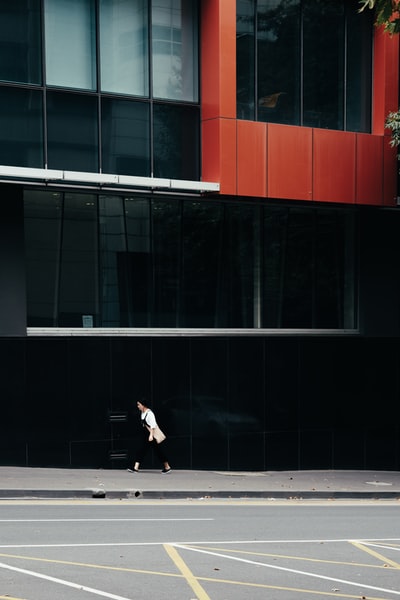 女人说的建筑旁边
